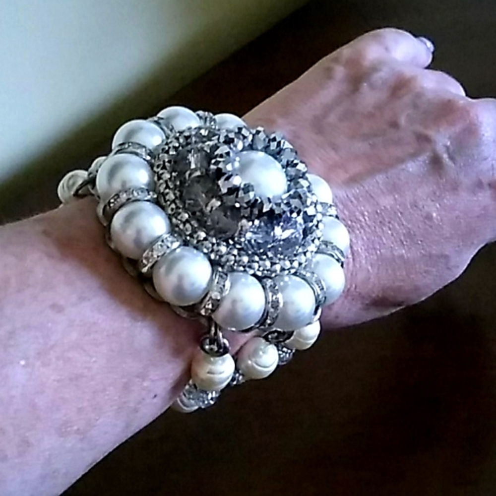 Gorgeous bracelet.  Stretching.  Fits any size.